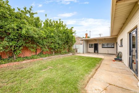 Neat Family Home - Photo 4