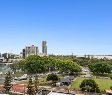 Modern 1-Bedroom Apartment with Stunning Views and Prime Location in Southport - Photo 6