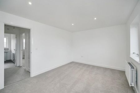 4 bedroom detached house to rent - Photo 4