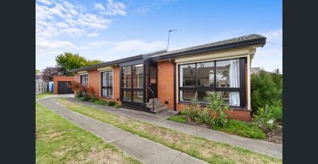 Stylish three-bedroom home - Photo 4