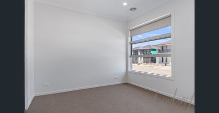 Impressive Family Home in Aurora Estate - Photo 5