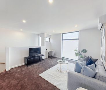 2/147 Kangaroo Road, Hughesdale VIC 3166 - Townhouse For Rent | Domain - Photo 1