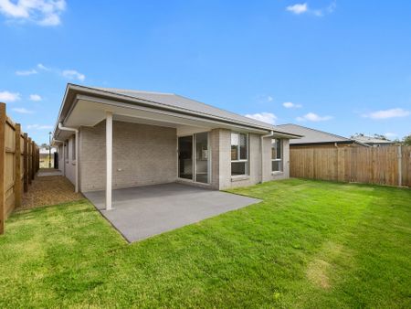 Spacious and Modern Living: 4-Bedroom Family Home with Double Garage. - Photo 3