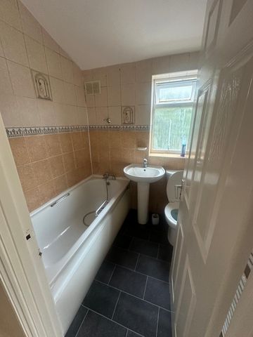 Three/Four bed house ideal for families- £2550 - Photo 2