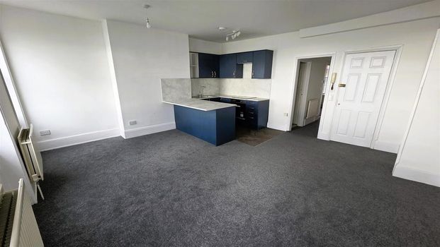 3 bedroom flat to rent - Photo 1