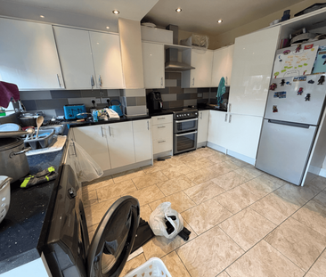 4 bedroom semi-detached house to rent - Photo 6