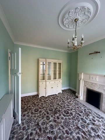 3 Bed Terraced House, Brockham Drive, IG2 - Photo 2
