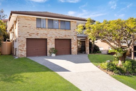 Family Sanctuary on 598sqm with multiple living zones and beautiful garden - Photo 4