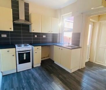 2 bedroom end of terrace house to rent - Photo 3