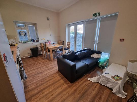4 bedroom flat to rent - Photo 1