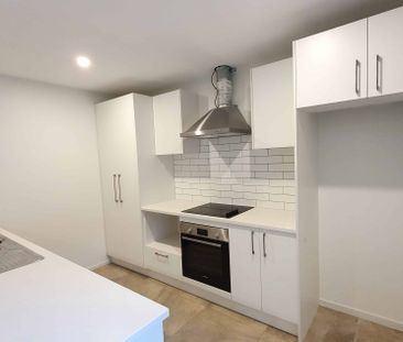 Modern 4 Bedroom home with 2 bathrooms - Photo 1