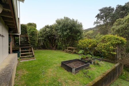 Charming Family Home at 9 Franklyn Road, Tawa - Photo 4