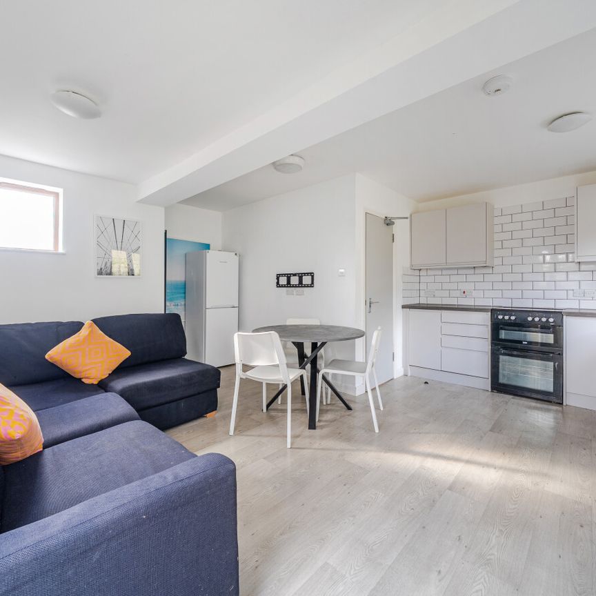 6 bedroom semi-detached house to rent - Photo 1