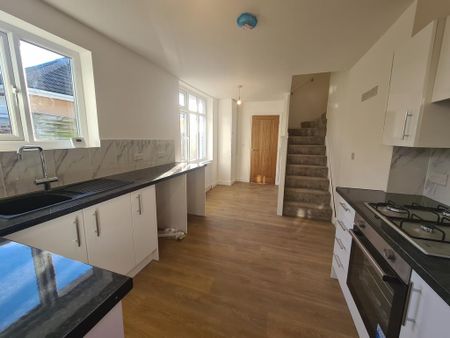 4 bedroom detached house to rent - Photo 3