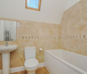 3 bedroom end of terrace house to rent - Photo 4