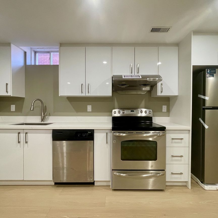 For Lease - 824 College Manor Drive Unit# Lower, Newmarket, Ontario - Photo 1