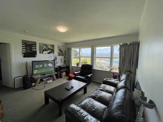 3 Bedrooms in Melrose - Photo 1