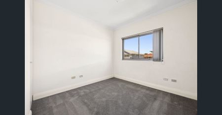 Lakeside apartment just moments from the beach - Photo 5