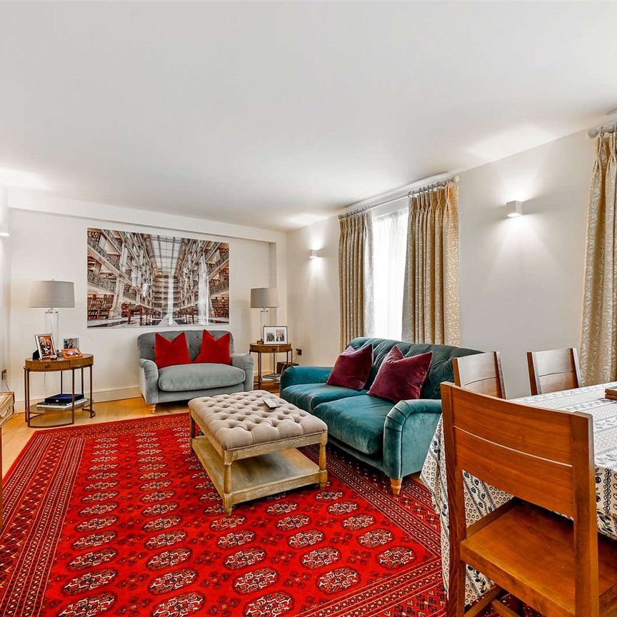 A beautifully presented, furnished, four bedroom home with wonderful Long Walk views on sought after Park Street. - Photo 1