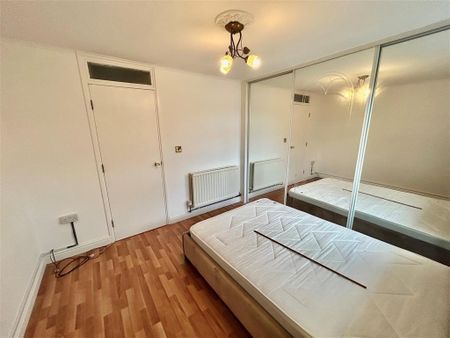 Cheyny Close - Photo 4