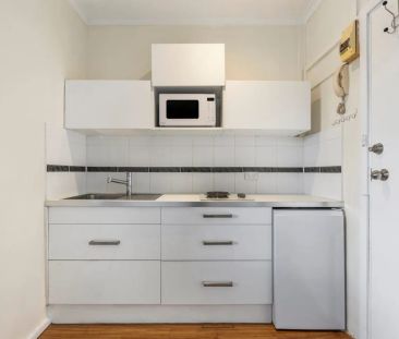 Light-Filled One-Bedroom Apartment Steps from Cafés & Parks - Photo 2
