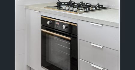 RENOVATED 3X1 IN CENTRAL LOCATION - Photo 4