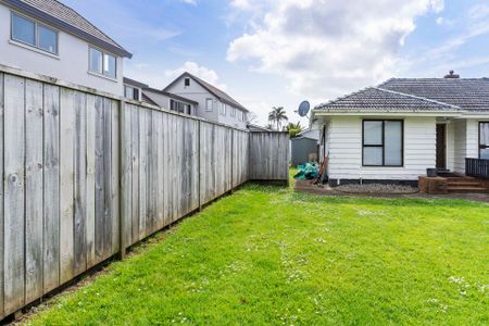 Unbeatable Ellerslie Location - Standalone Home - Photo 2