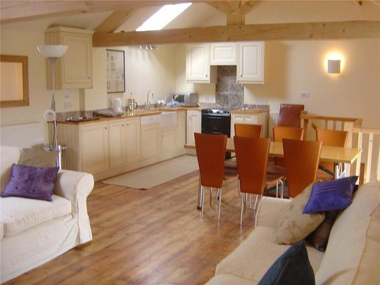 2 bedroom barn conversion to rent - Photo 1