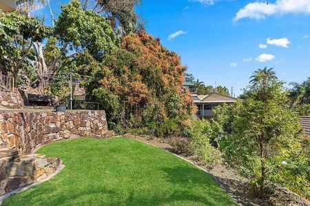 Spacious 4-Bedroom Family Home with a Separate Living Area - Photo 4