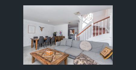 Beautifully Renovated Townhouse! - Photo 2