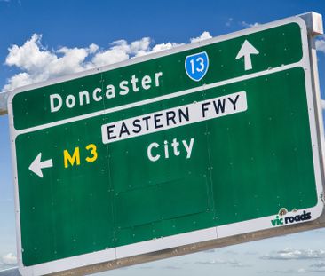 Spacious & Sophisticated Family Living in Blackburn North - Photo 2