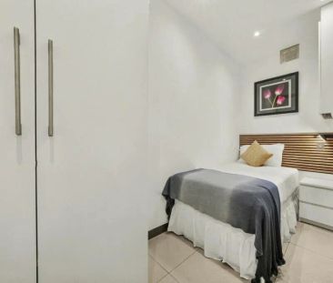 3 bedroom flat in London - Photo 2