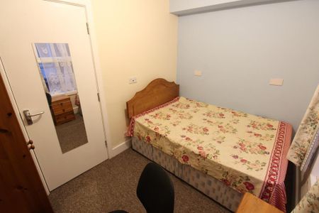 3 bedroom flat to rent - Photo 3