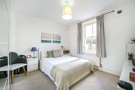 A neutrally decorated two bedroom ground floor apartment in this popular mansion block in Queen's Club Gardens. - Photo 3