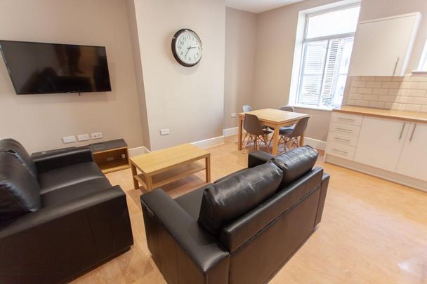 4 bedroom flat to rent - Photo 1