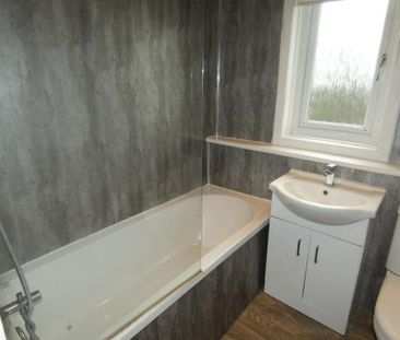 2 bedroom end of terrace house to rent - Photo 5