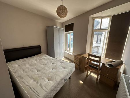 3 bedroom flat to rent - Photo 4