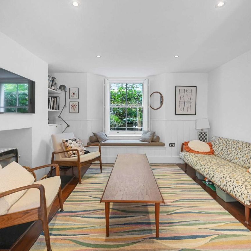 Beautiful semi-detached family house on the sought after Albion Square. - Photo 1