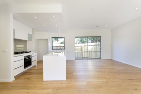 SPACIOUS, BRIGHT AND MODERN FAMILY HOME - Photo 3