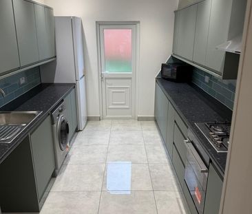 Room in a Shared House, Valnay Street, SW17 - Photo 5