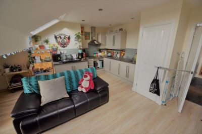 2 bedroom Flat in Otley Road, Leeds - Photo 1
