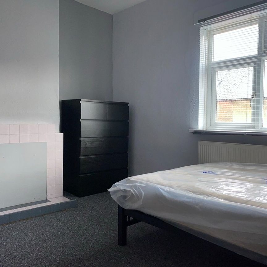 4 Bed Terraced House, Blenheim Road, RG1 - Photo 1