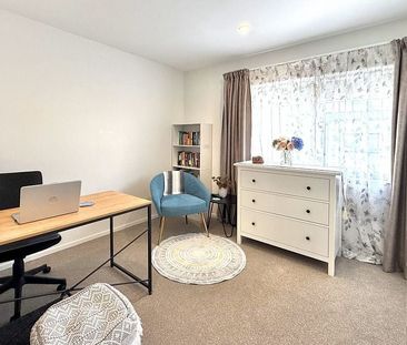 Perfectly located and stylish 2 bed townhouse - Photo 1