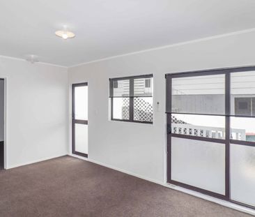 Two-bedroom home Papatoetoe! - Photo 4