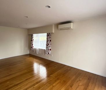 Spacious 4-Bedroom Family Home in Pakuranga Heights - Photo 4