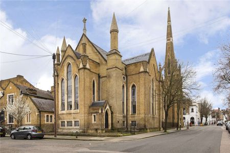 Lovely one bedroom apartment with own entrance set within a beautiful church conversion in Angel. - Photo 3