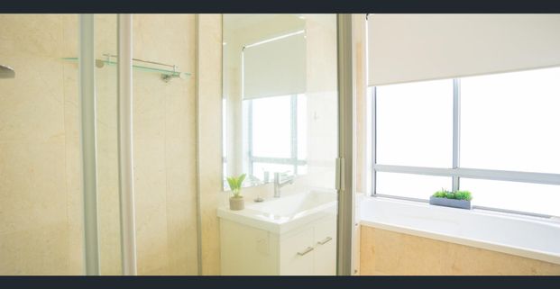 "Water-front luxury: 5-bed family home with pool on the lake" - Photo 1