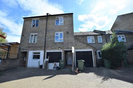 3 bedroom semi-detached house to rent - Photo 3