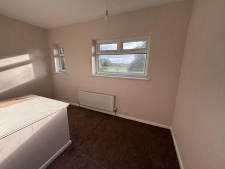 3 bedroom Semi-detached house to let - Photo 2