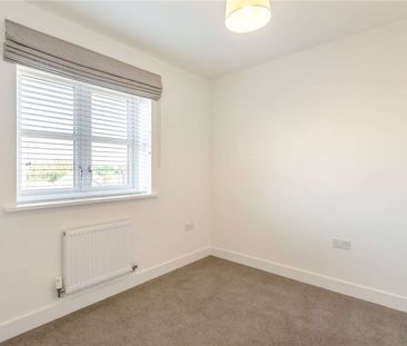 Contemporary family home in desirable village location - Photo 5